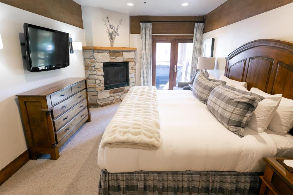 Deluxe One-Bedroom Apartment interior